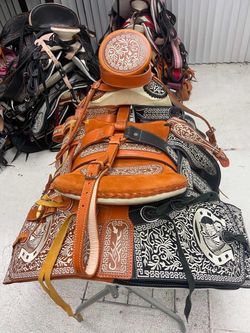 Montura charra bordada con doble vista