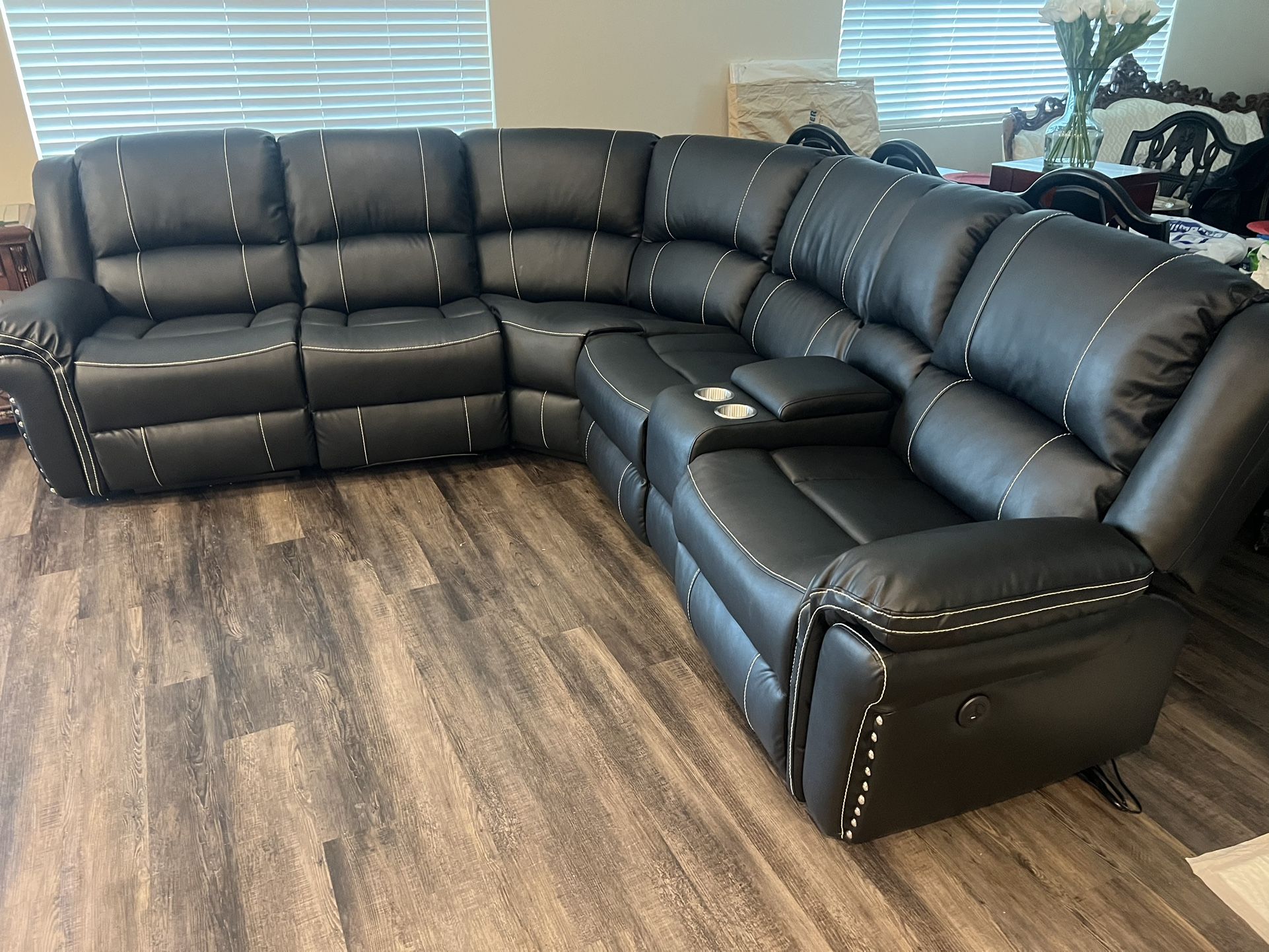 New Reclining Sectional.  Black Or Brown Leather.  100 X 123 X 38H.  Free Delivery!