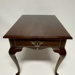 Bassett Queen Anne Style End Table/Nightstand 