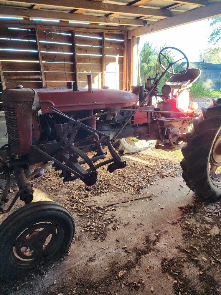 Old Farmall tractor 