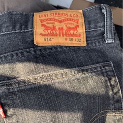 Like new Levi’s 514’s waist 36 length 32! Charcoal black