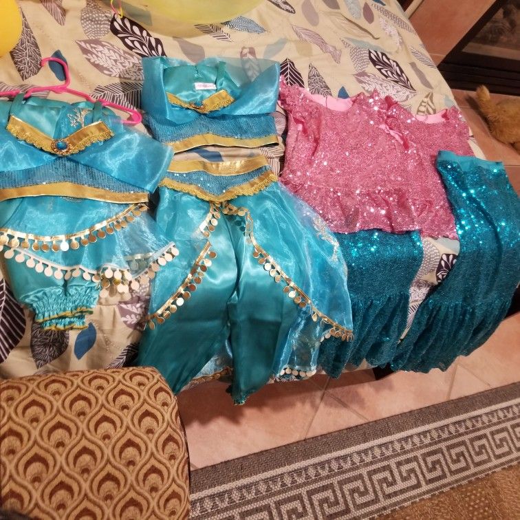 4 Pieces of Girl's Halloween costumes For 5-6 Years Old (Excellent Condition)(firm On Price)(no Lower Price)(20 For All
