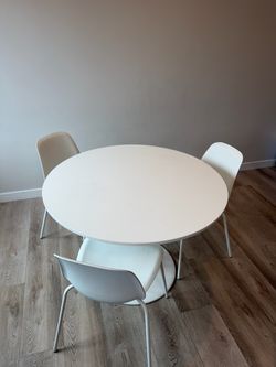 IKEA DOCKSTA 40.5” Round Dining Table + 3 Chairs