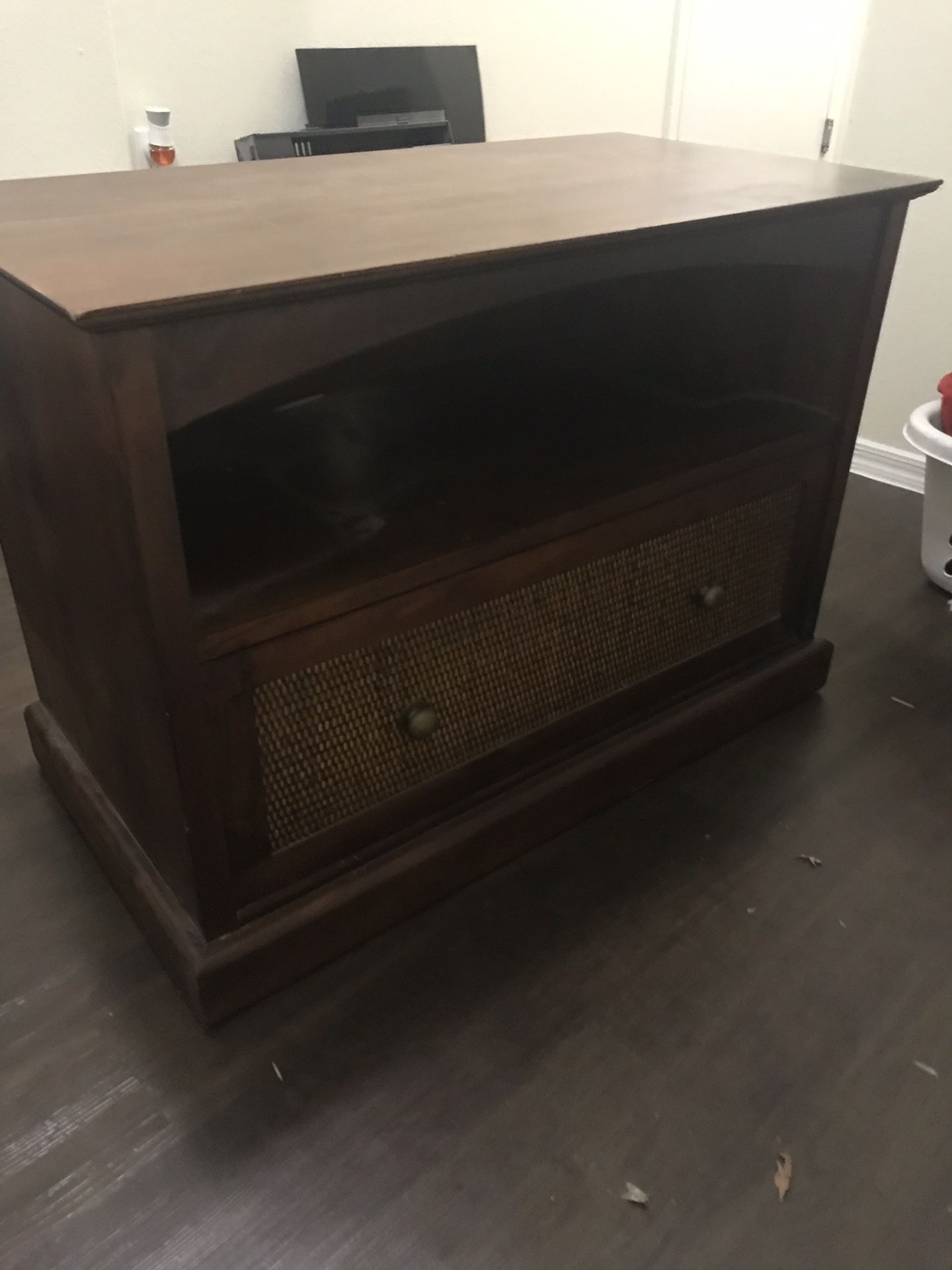 Tv stand or end table 4’x2’ no issues or damage