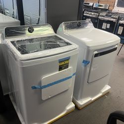 Frigidaire White And Black Washer And Dryer 