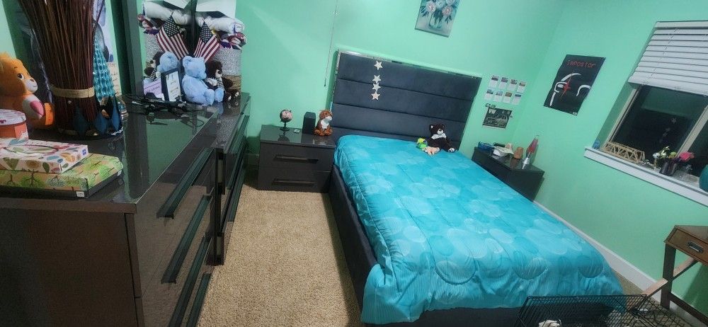 Queen bedroom with mattress