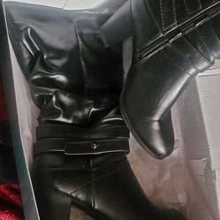 Vienna Black boots size 6m  new in box half price  $25