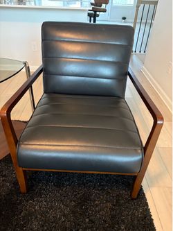Like new black leather chair