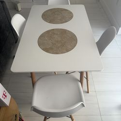 Comedor-4 Sillas y Mesa 