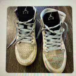 Air Jordan 1 Mid SE – White/Black/Ice Blue – Men’s Size 8 / Women’s 9.5 – $15