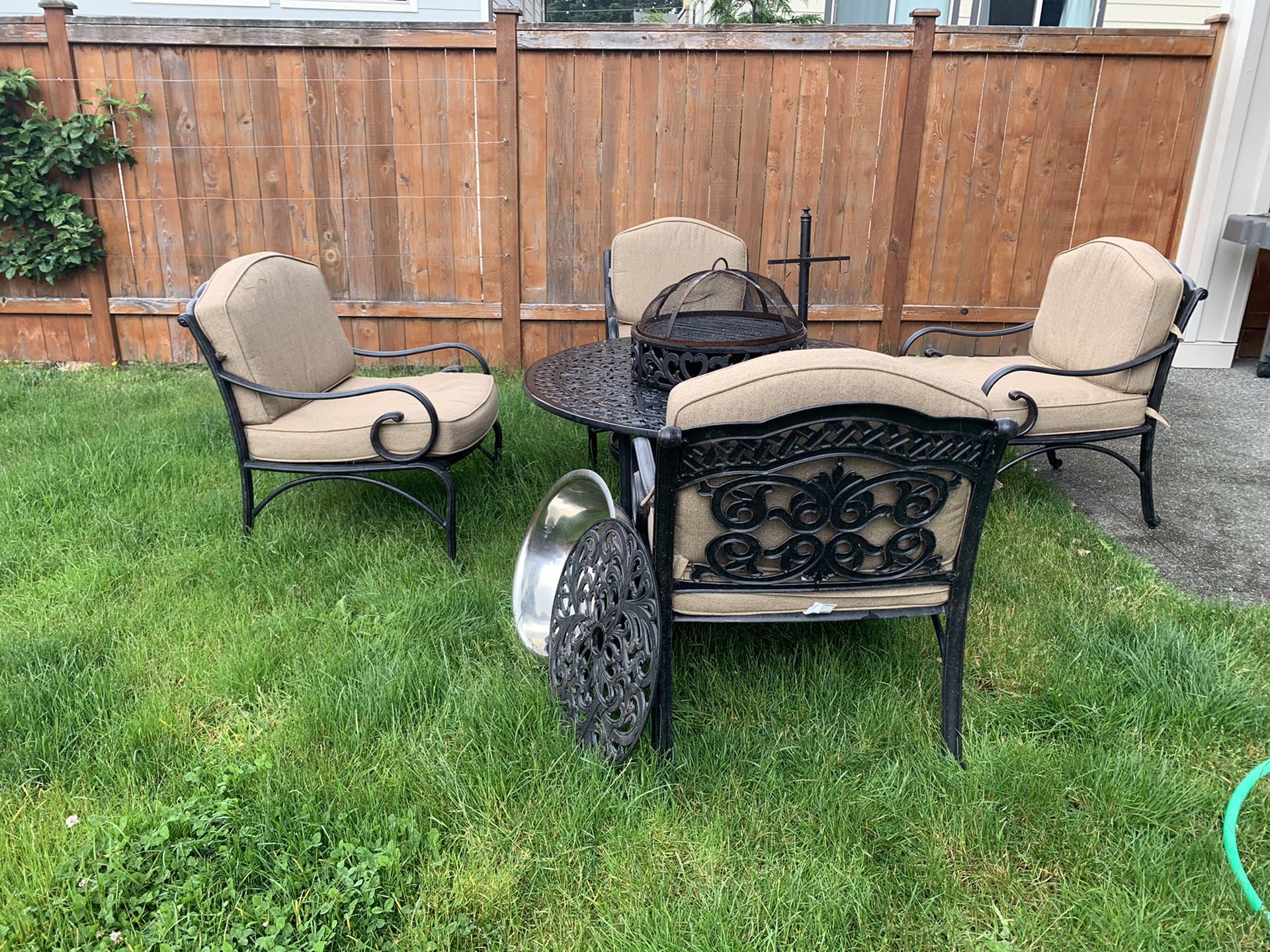 Costco Patio Set in excellent condition! Table and chairs for Sale in Renton, WA OfferUp