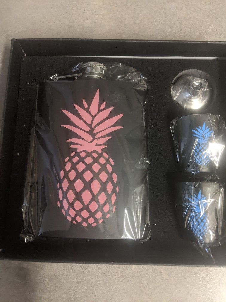 New!! Flask, Shot Glasses And Stem