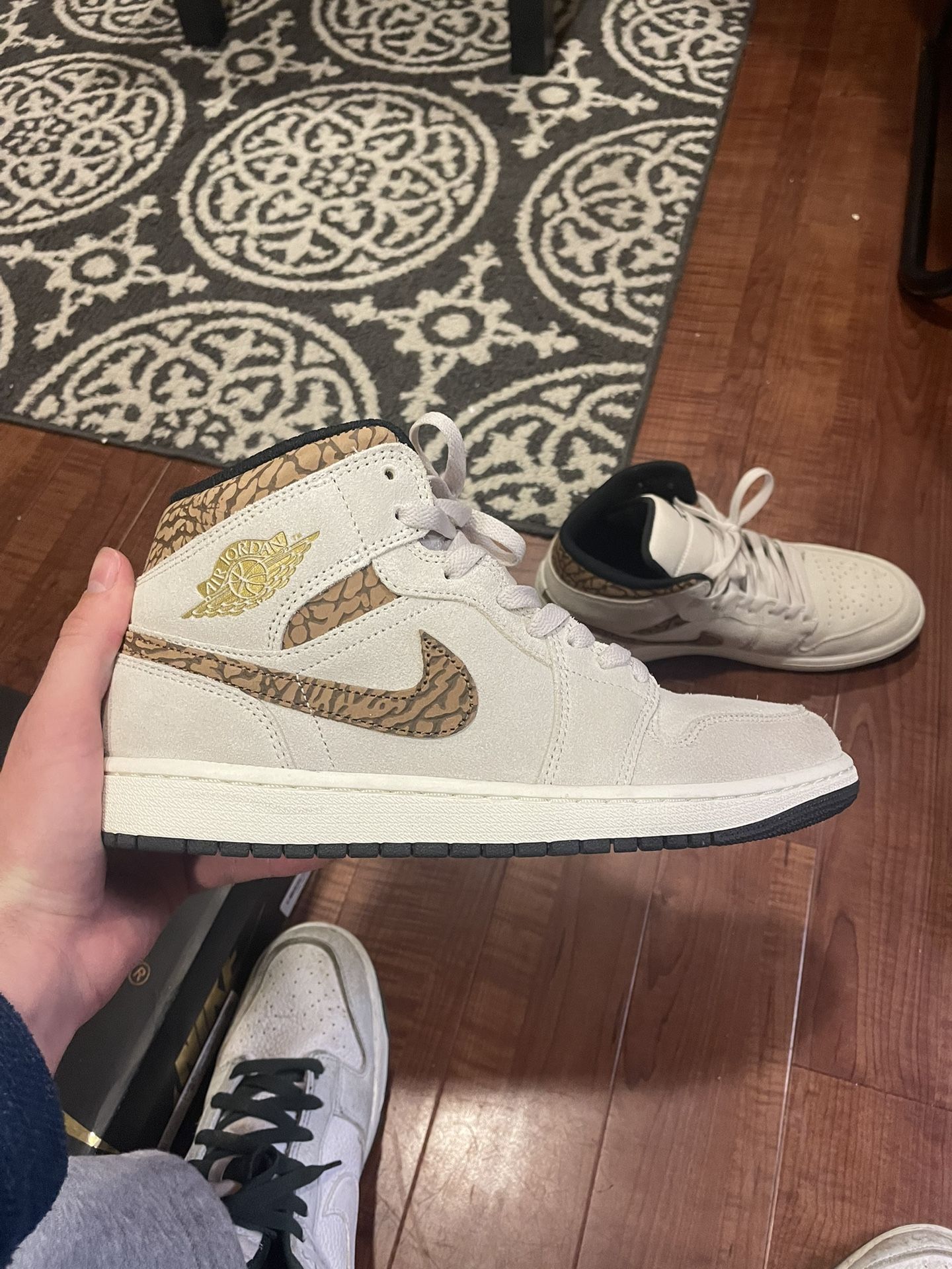 Jordan 1 Mid SE Brown Elephant