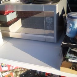1.9 ci Microwave Almost New. $40