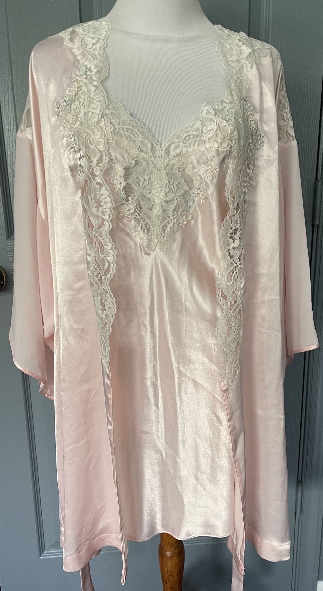Val.Mode Silky Satin Pink Floral Embroidered Vintage Kimono Robe & Nightgown Set.