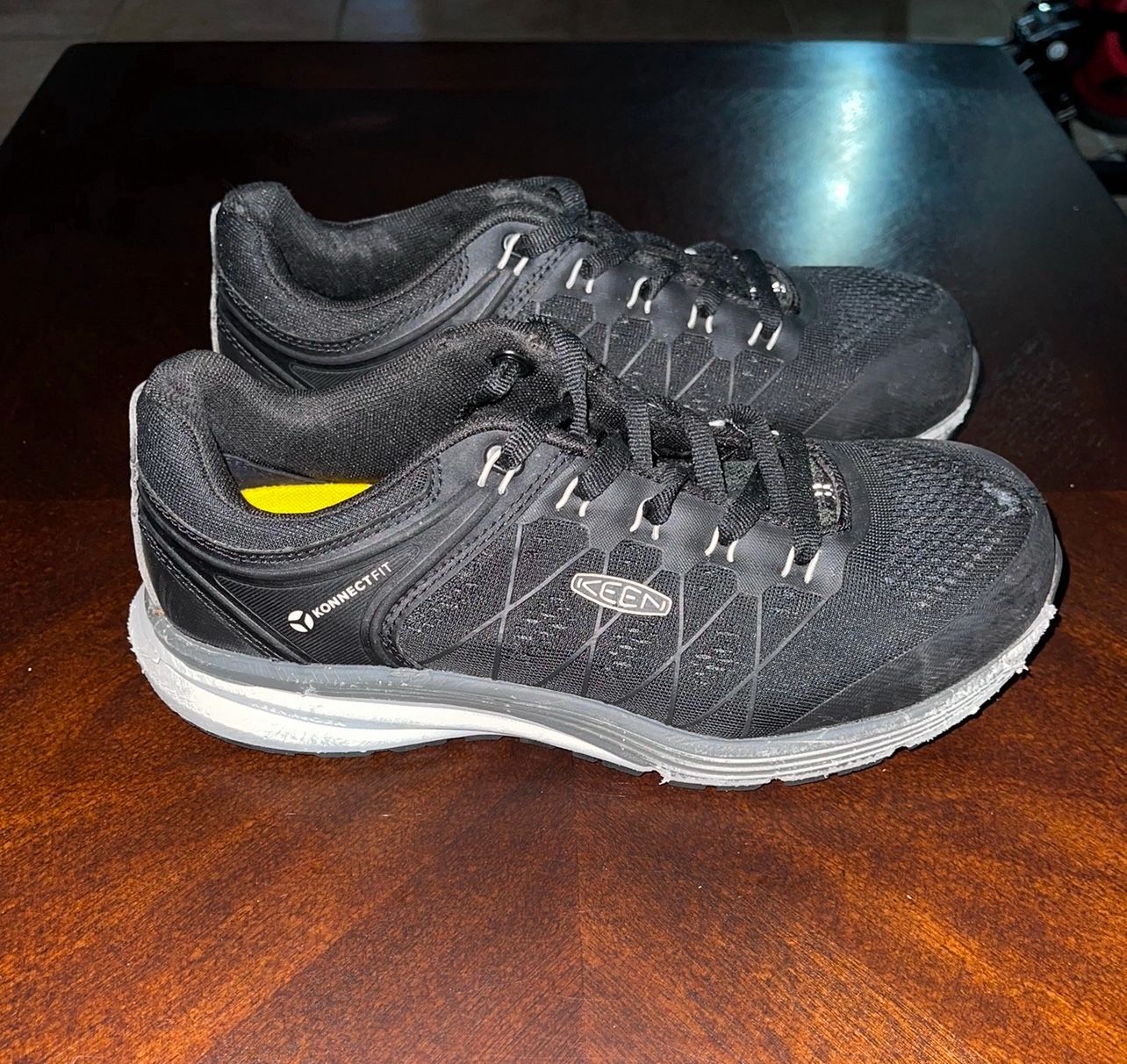 KEEN Work Shoes Sneakers Men Size 8 Gray Low Top Lace Up steel toe utility work Used
