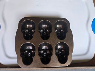 Nordic Ware Mini Skull Cakelet pan