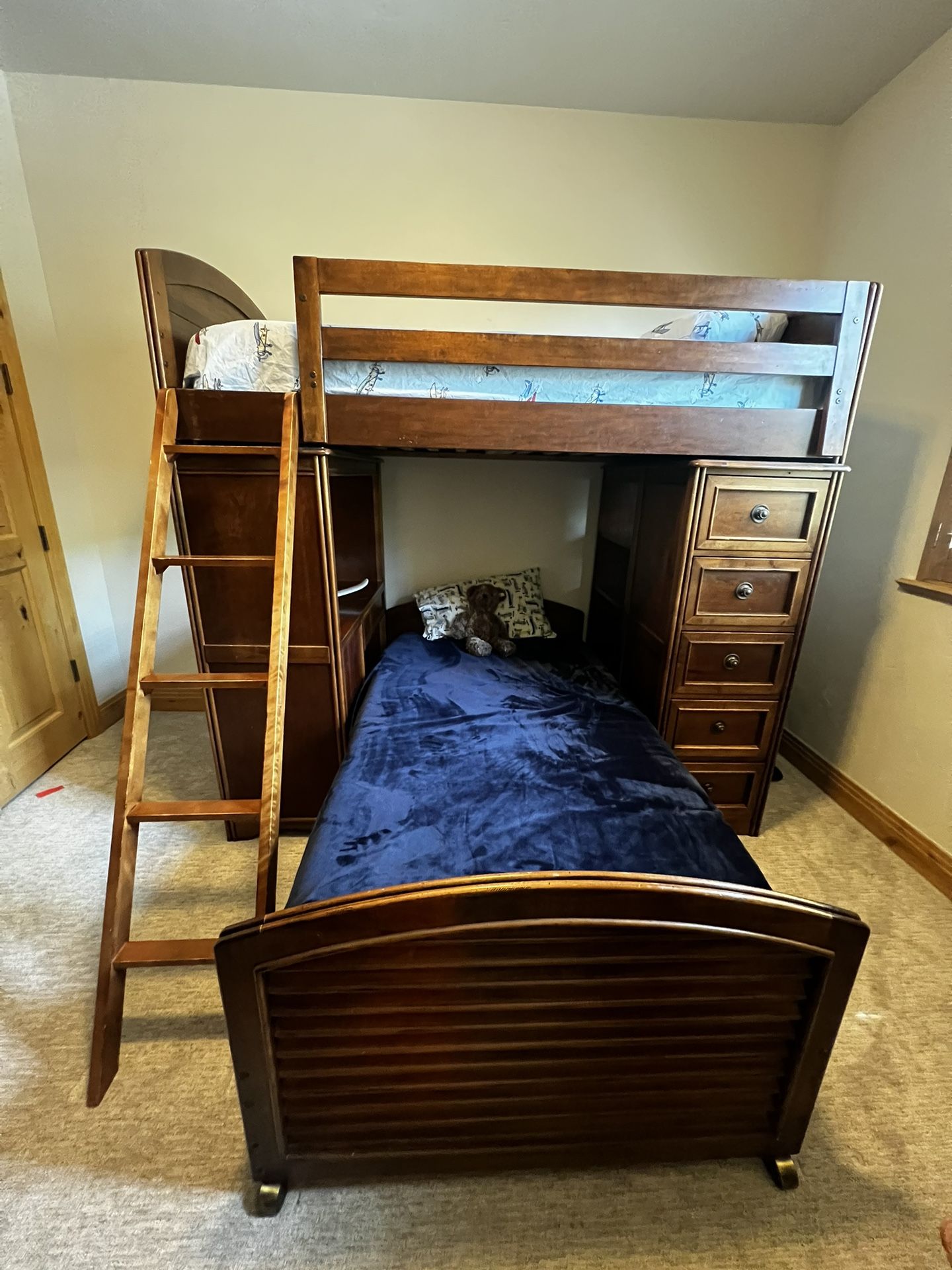 Beautiful Solid Bunk Beds With Built In Desk, Drawers And Bookshelves