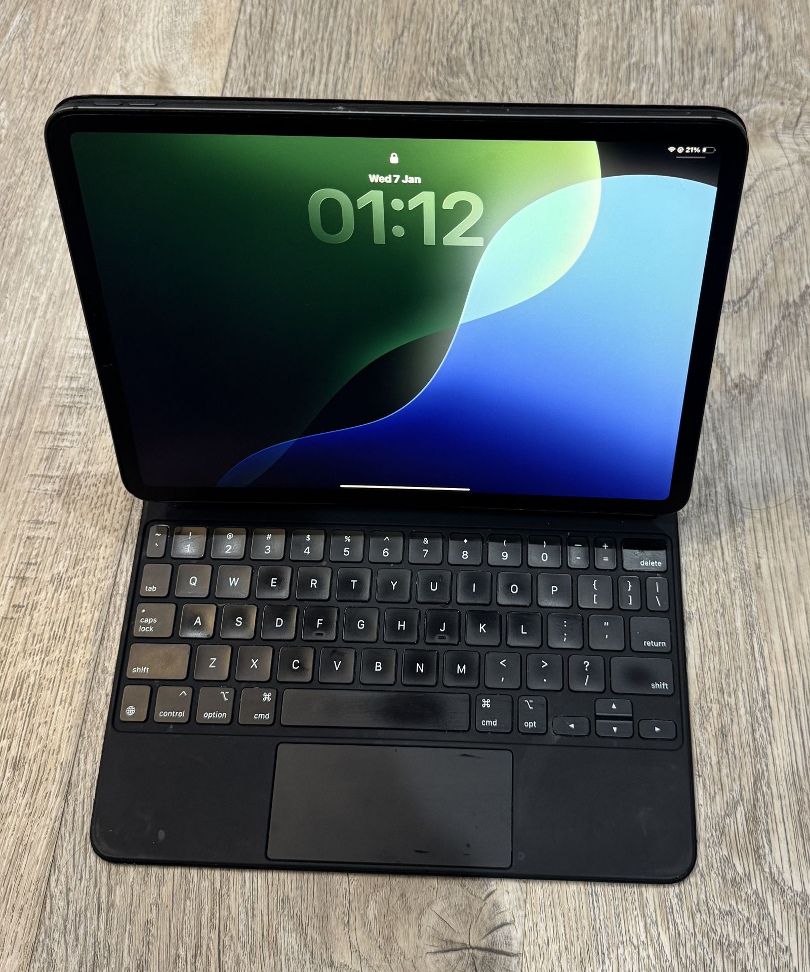 iPad Pro 11 Inches 128gb LTE Version - Apple Keyboard