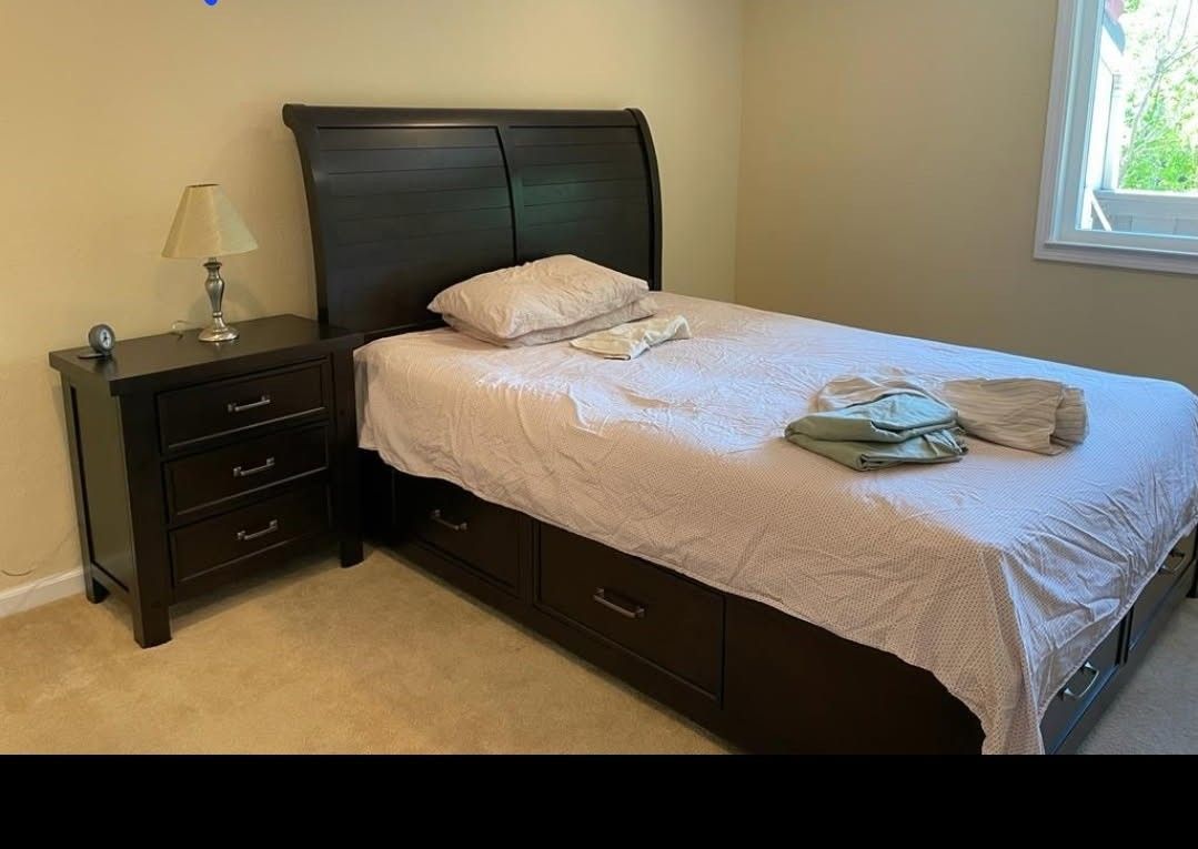 Coaster Queen Bed And Two End Tables