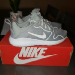 Nike Gray And White Kids Size 4.5