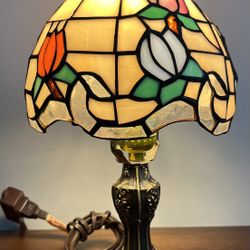 Vintage Beautiful Tiffany Style Lamp Flower  Base American DeRosa Desk - New -