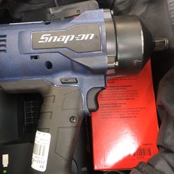 SNAP ON  IMPACT WRENCH 1/2 , 2-batteries,charger And Bag