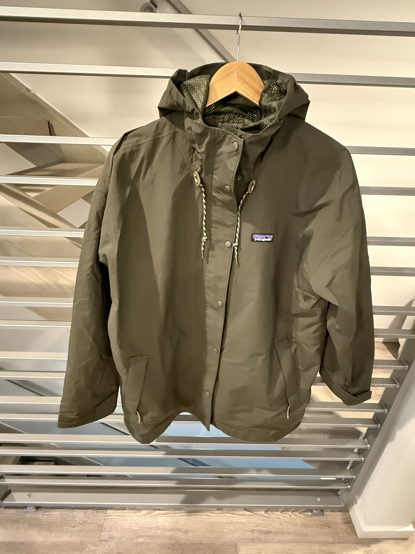 Patagonia Outdoor Everyday Rain Jacket - Women’s large