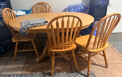 Woode. Table w/4 chairs.