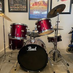 Pearl Drum Set In Really good condition hardly used