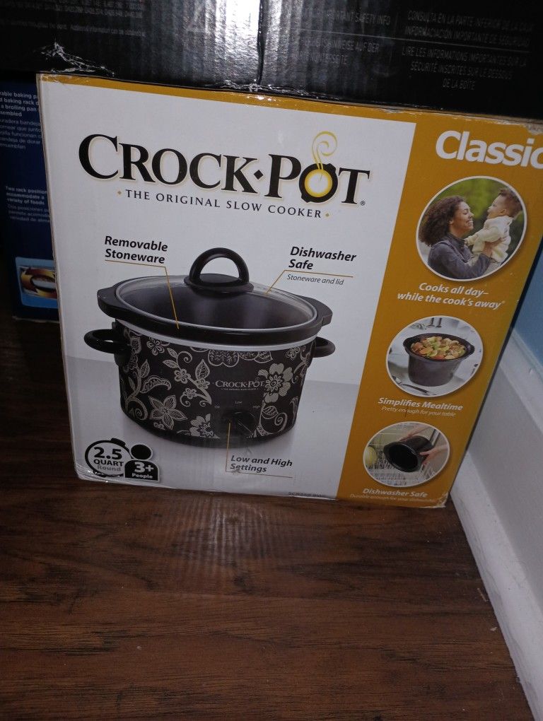 NEW 2.5 QT CROCKPOT