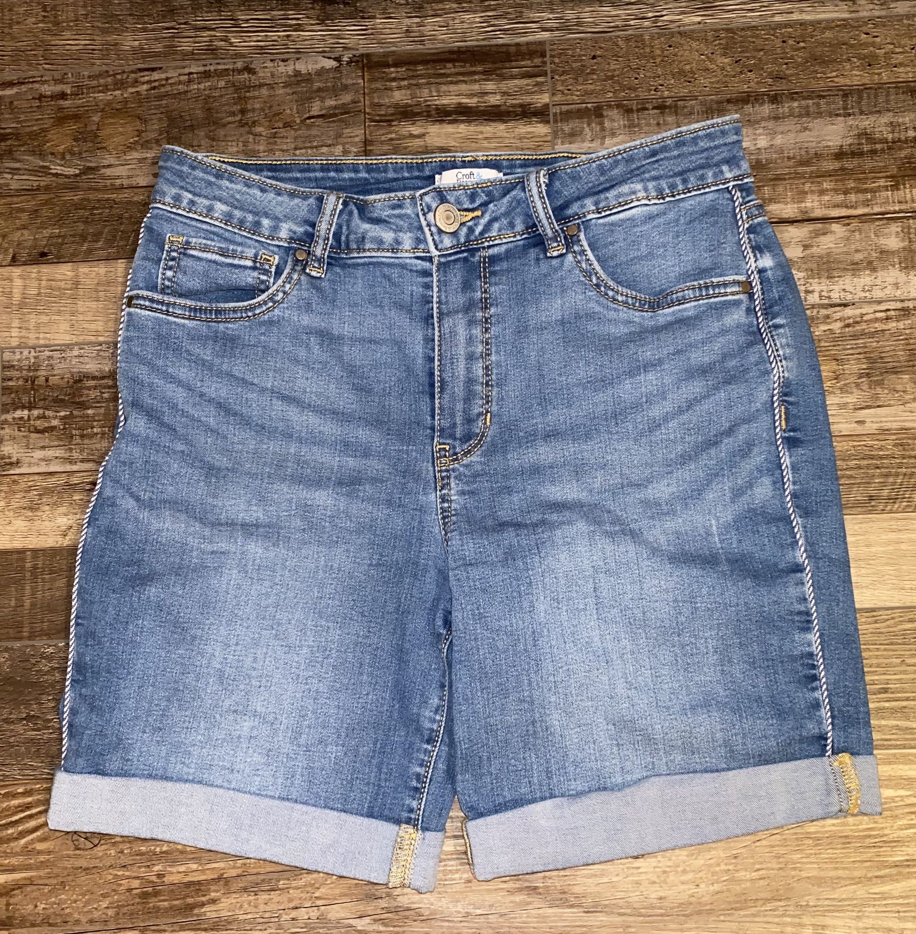 Women's Croft & Barrow Cuffed Jean Shorts Size 6