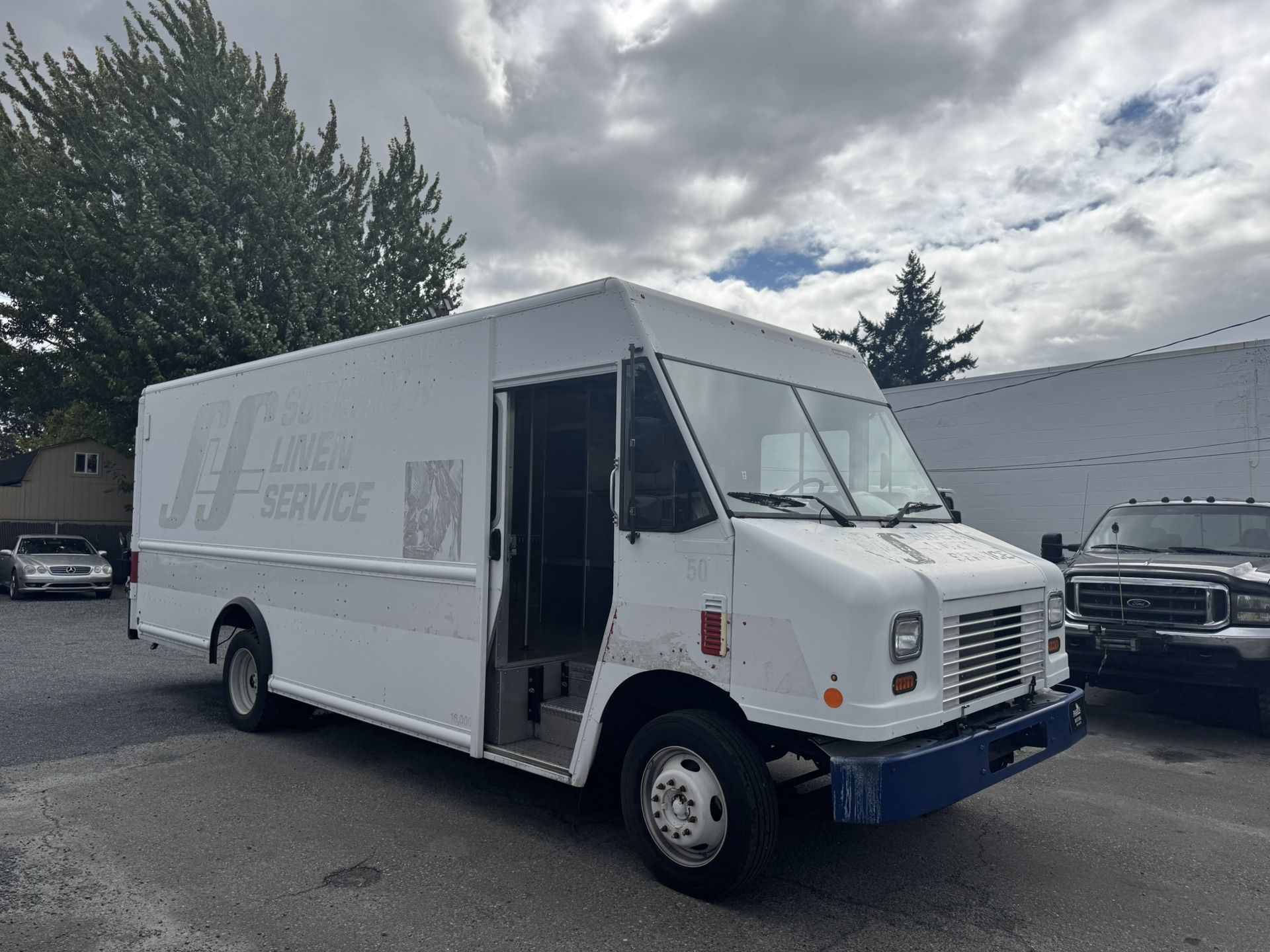 2015 Ford Superduty f59 Step Van  Aluminum body  20’ inside space  111k miles  Lift gate  V10 gas engine  Runs great  Food truck, service truck  Conve