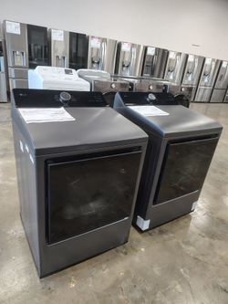 LG 7.3 cu.ft Vented Smart Gas Dryer in Matte Black with Easy load