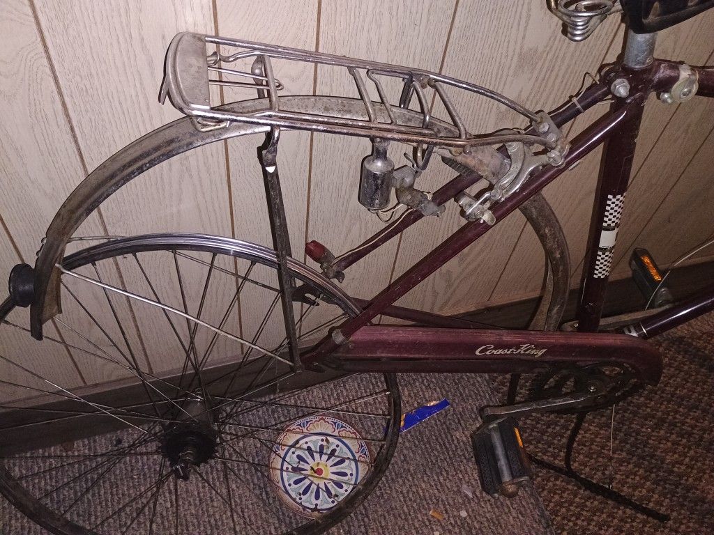 A Vintage Deluxe Bike Very Vintage Old Was In A Race In 1971 In Iowa TLC Restore This Bad Boy Get Up To $1,200 Or More I'm Asking $200