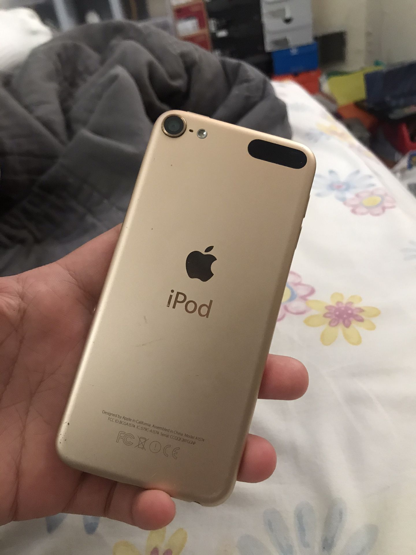 iPod Touch 6th gen in gold ( 64 GB )