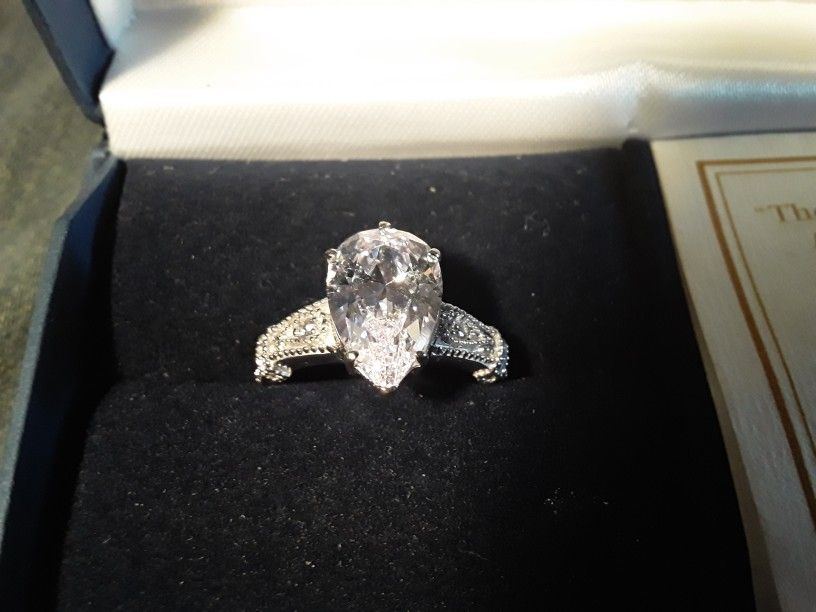 THE QUEEN'S LEGACY DIAMONESK RING