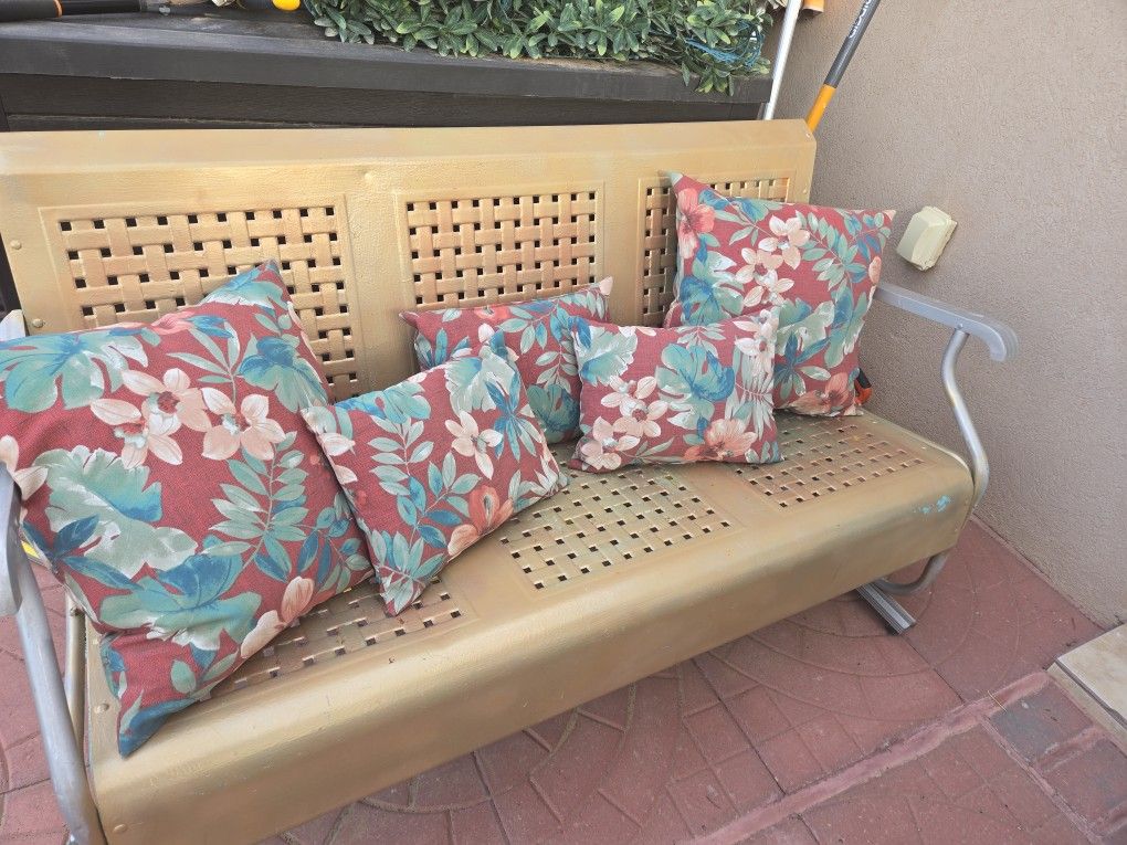 5 Patio Pillows