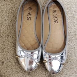 Brand new comfortable, gorgeous silver flats.