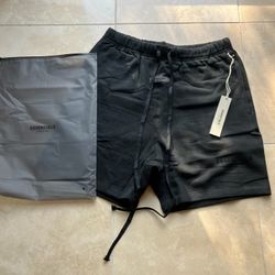 Black Essential Short 