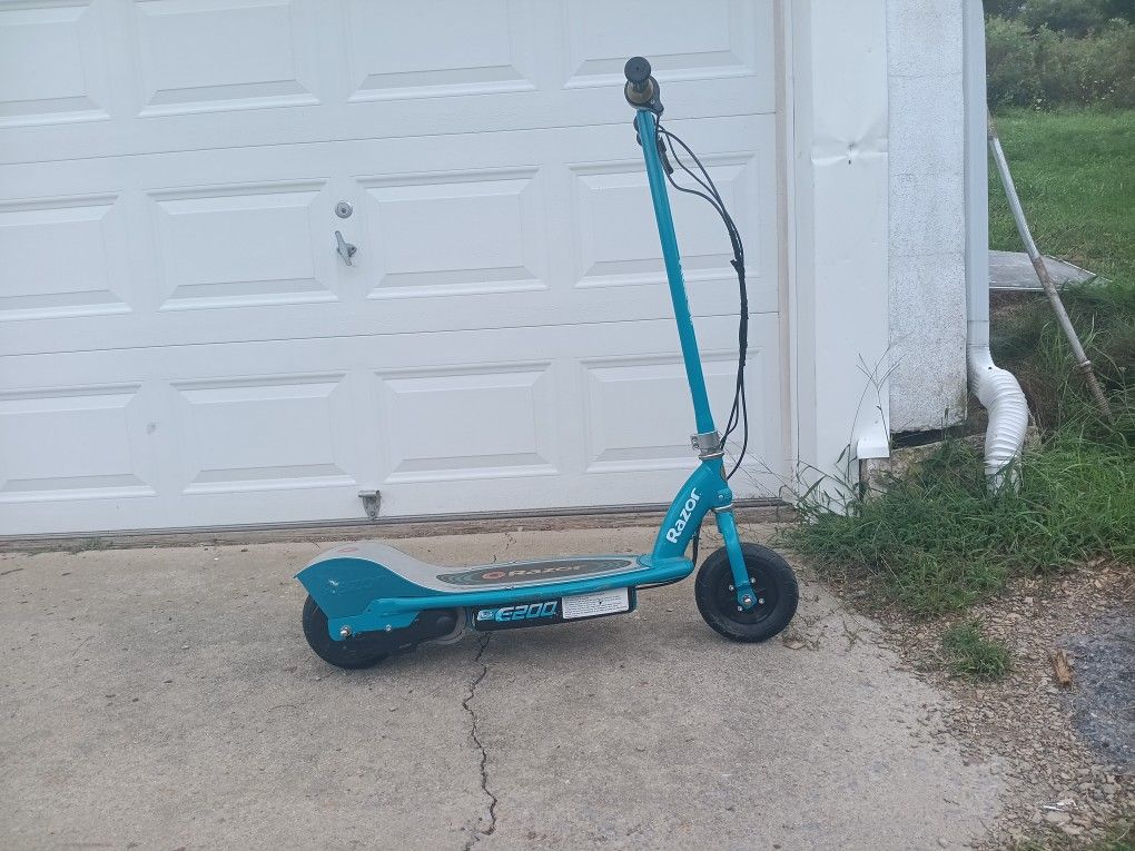 Razor E200