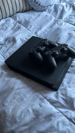 PS4 + 2 controllers + 3 games