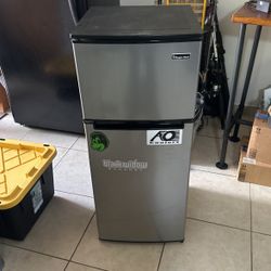 Magic Chef Refrigerator/ Freezer Combo