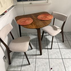 Sm. Table & chairs