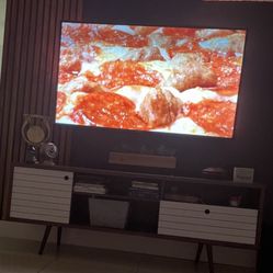 60’ Samsung Smart tv And Stand 