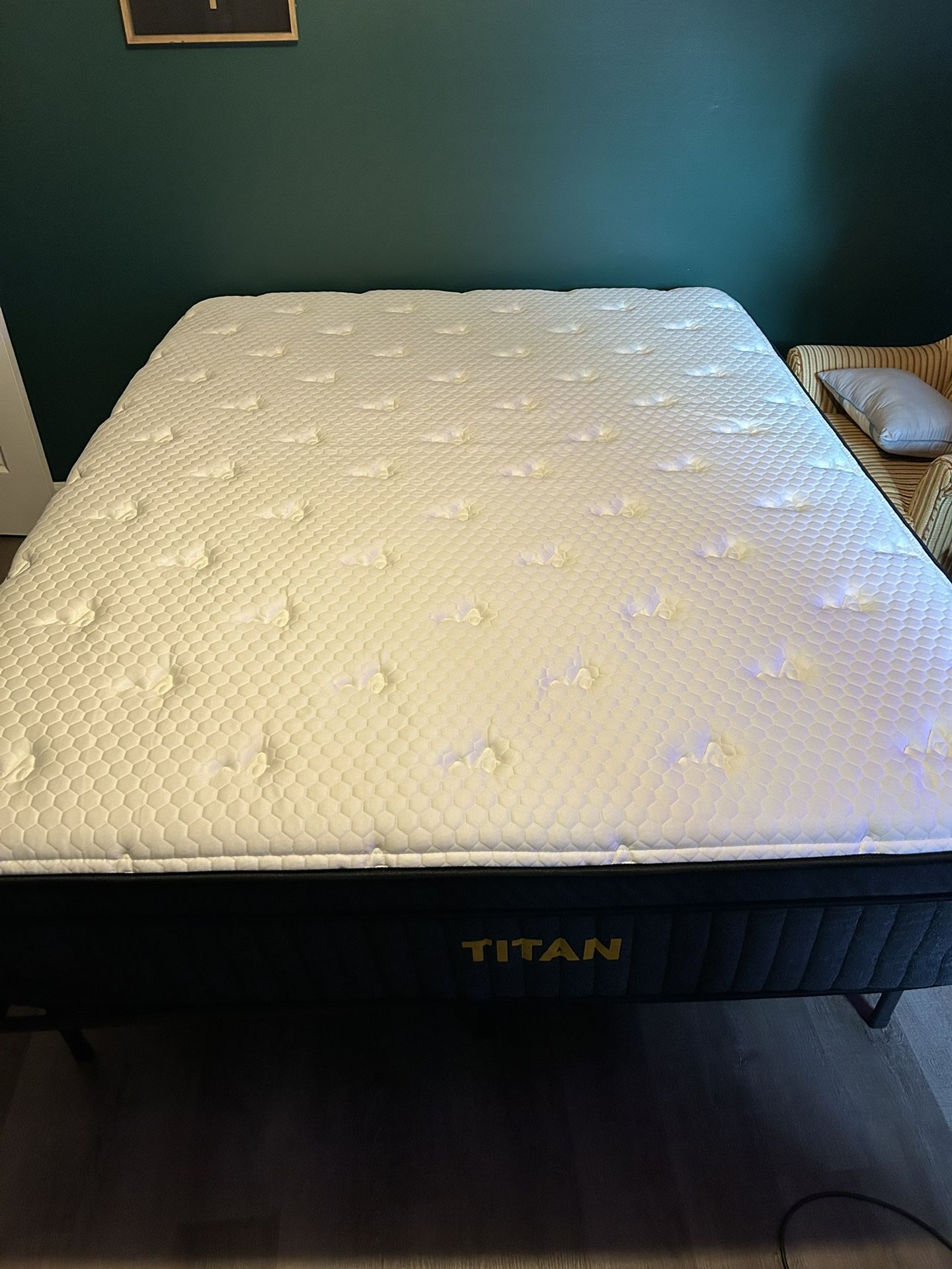 Titan Plus Luxe, Queen, Cover: GlacioTex Cooling Cover Like New, Perfect Condition