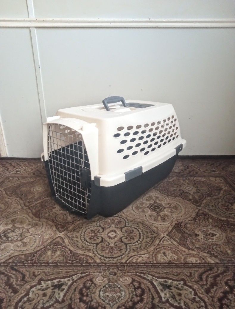 LIKE NEW "PETMATE" SMALL DOG CARRIER/ CAT CARRIER