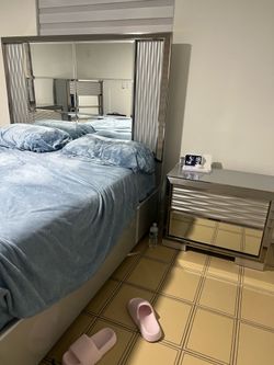 Juego de cuarto con colchón tempur pedic