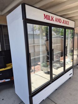 》True 3 Door Merchandising Refrigerator