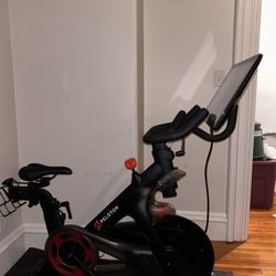 PELOTON Exercise Bike w/ Rotating Screen